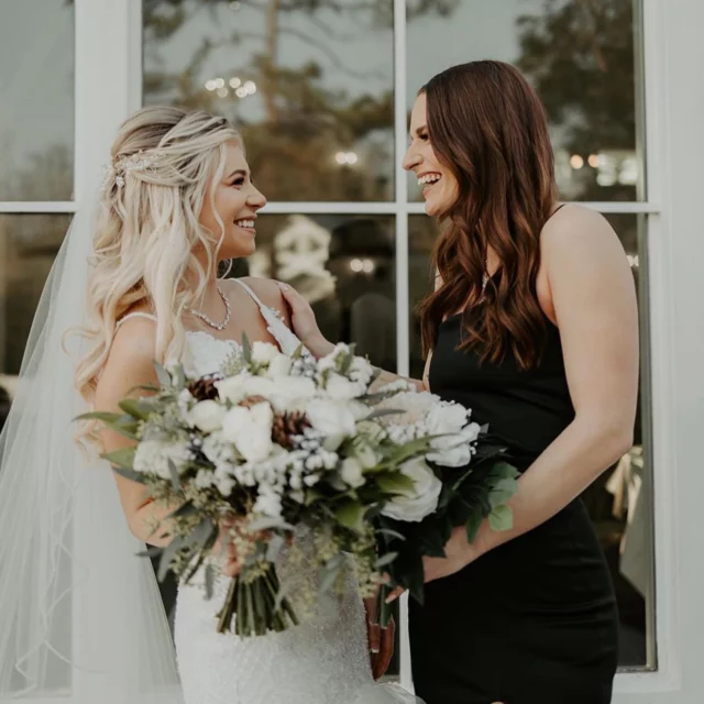 Consider adding in more of nature in your wedding bouquet (apart from the flowers of course😁). Adding pinecones helps to create that winter touch. 
.
.
.
#bringjoy #florist #floristofinstagram #flowers #flowersofinstagram #houstonlove #love #wedding #weddings #bride #groom #houstonweddings #texas #houston #htx #houstonvenue #houstonflorist