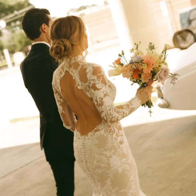 We loved this soft color palette!  It was able to give a modern yet timeless look to this beautiful wedding.  Don’t forget to peep the staircase rail! 

Photos: @paytonhartsell 
Venue: @belltowerhouston 
Planners: @vowandvoyage 
Linens and Decor @luxeeventdesignfirm 
.
.
.
#bringjoy #florist #floristofinstagram #flowers #flowersofinstagram #houstonlove #love #wedding #weddings #bride #groom #houstonweddings #texas #houston #htx #houstonvenue #houstonflorist