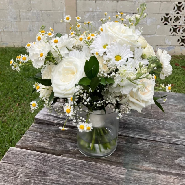 Yes to the wildflower vibes! The chamomile flower really helps to take it there as well as baby’s breath. 
.
.
.
#bringjoy #florist #floristofinstagram #flowers #flowersofinstagram #houstonlove #love #wedding #weddings #bride #groom #houstonweddings #texas #houston #htx #houstonvenue #houstonflorist
